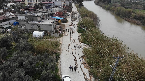 Foto - Depremden sonra kaydedildi! Evleri teğet geçti yolu bu hale getirdi