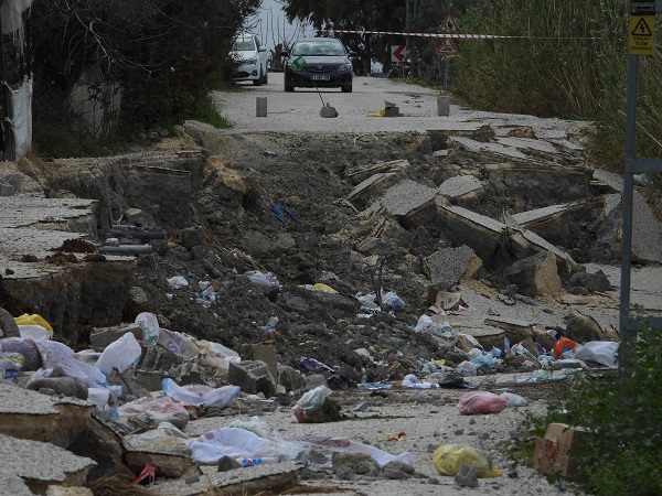 Foto - Depremden sonra kaydedildi! Evleri teğet geçti yolu bu hale getirdi