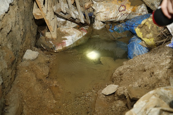 Foto - Depremden sonra ortayla çıktı! Evin bodrumundan çıkan suyun sırrı ne? 