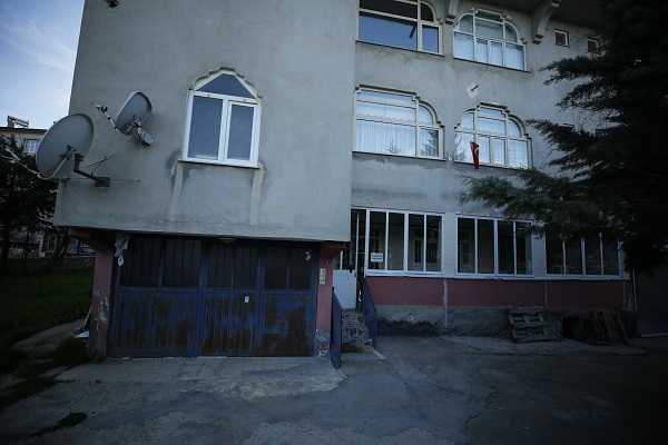 Foto - Depremden sonra ortayla çıktı! Evin bodrumundan çıkan suyun sırrı ne? 