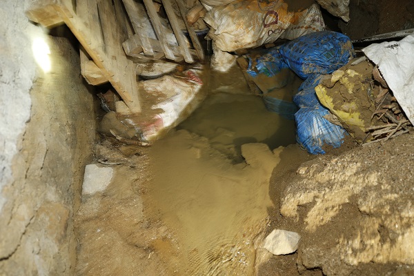 Foto - Depremden sonra ortayla çıktı! Evin bodrumundan çıkan suyun sırrı ne? 