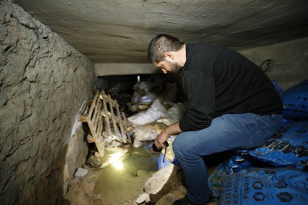 Foto - Depremden sonra ortayla çıktı! Evin bodrumundan çıkan suyun sırrı ne? 