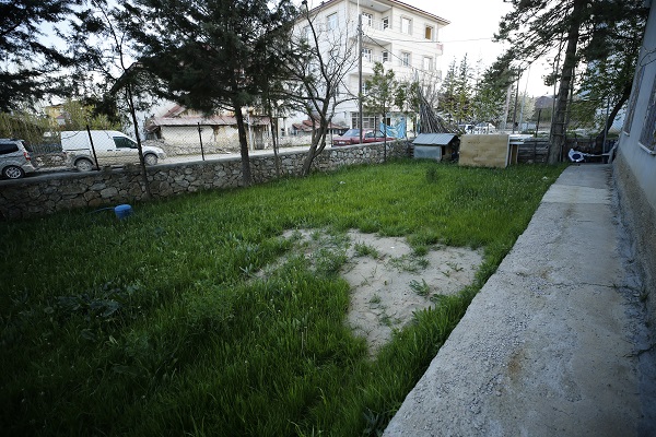 Foto - Depremden sonra ortayla çıktı! Evin bodrumundan çıkan suyun sırrı ne? 