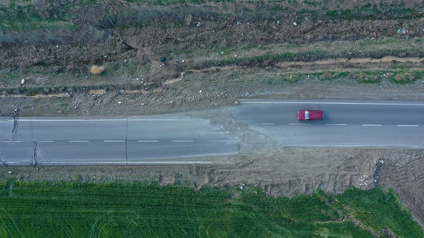 Foto - Depremden sonra yollar bu hale geldi! Bir örneği daha yok
