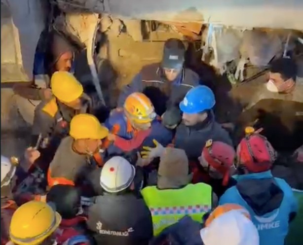 Foto - Depremin 9. gününde mucizenin adı 9 yaşındaki Berat oldu! 