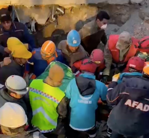 Depremin 9. gününde mucizenin adı 9 yaşındaki Berat oldu! 