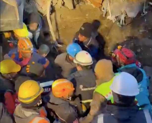 Foto - Depremin 9. gününde mucizenin adı 9 yaşındaki Berat oldu! 