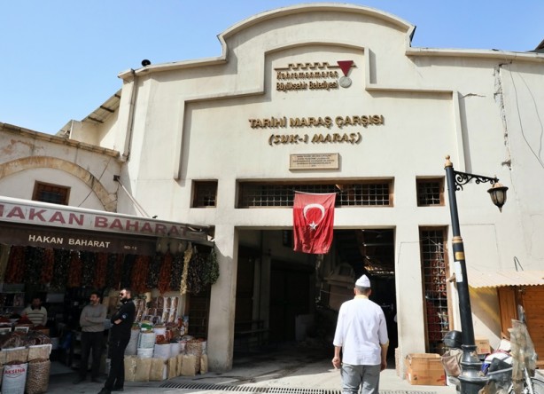 Depremin ardından kepenk açmaya başladılar
