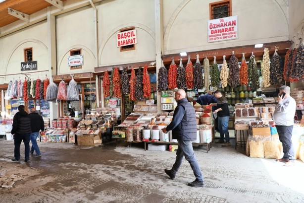 Foto - Depremin ardından kepenk açmaya başladılar