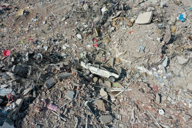 Foto - Depremin boyutunu gözler önüne seriyor! İşte enkazdan çıkarılan araçlar 