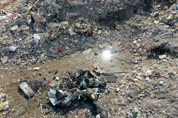 Foto - Depremin boyutunu gözler önüne seriyor! İşte enkazdan çıkarılan araçlar 