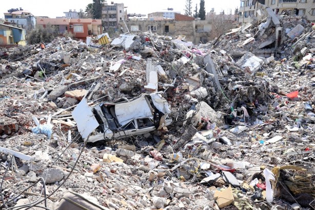 Foto - Depremin boyutunu gözler önüne seriyor! İşte enkazdan çıkarılan araçlar 