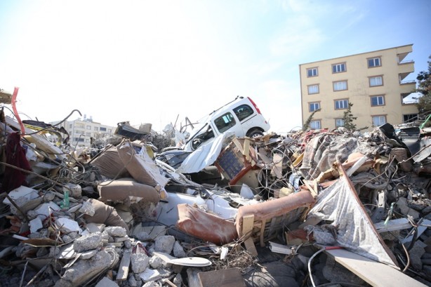Foto - Depremin boyutunu gözler önüne seriyor! İşte enkazdan çıkarılan araçlar 