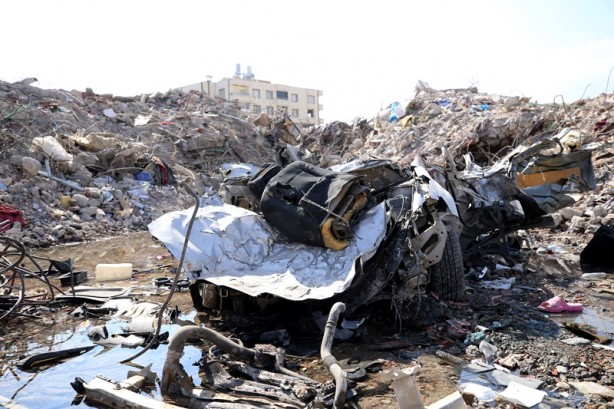 Foto - Depremin boyutunu gözler önüne seriyor! İşte enkazdan çıkarılan araçlar 