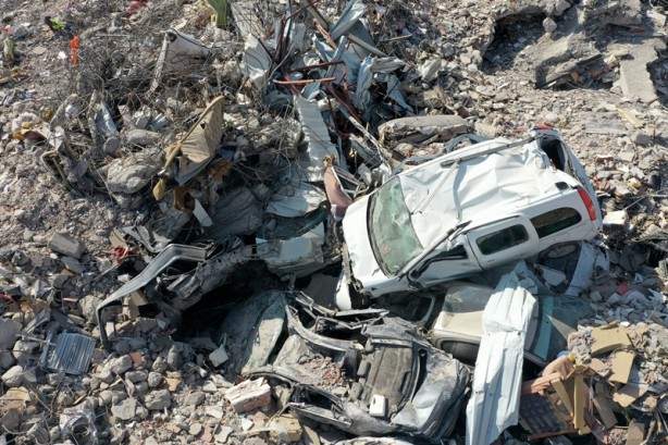 Depremin boyutunu gözler önüne seriyor! İşte enkazdan çıkarılan araçlar 