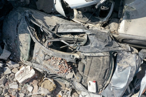 Foto - Depremin boyutunu gözler önüne seriyor! İşte enkazdan çıkarılan araçlar 