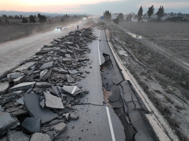 Foto - Depremin büyüklüğü gözler önünde! Yol resmen yarıldı