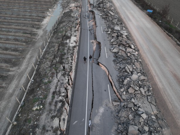 Foto - Depremin büyüklüğü gözler önünde! Yol resmen yarıldı