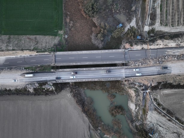 Foto - Depremin büyüklüğü gözler önünde! Yol resmen yarıldı