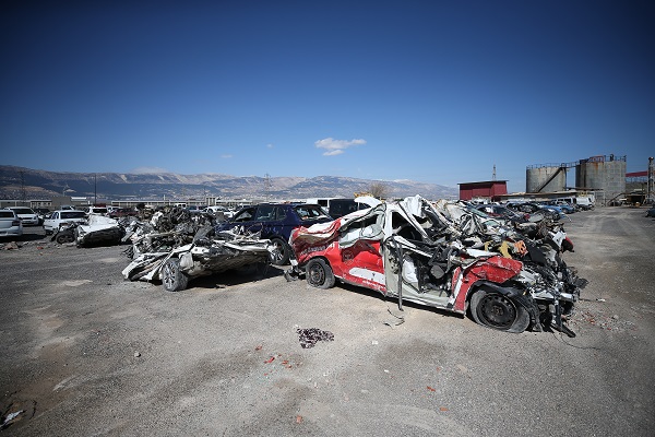 Foto - Depremin izleri silinmeye çalışıyor! Yüzlercesi sahibini bekliyor