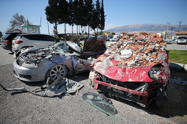 Depremin izleri silinmeye çalışıyor! Yüzlercesi sahibini bekliyor