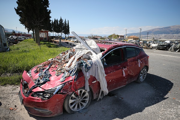 Foto - Depremin izleri silinmeye çalışıyor! Yüzlercesi sahibini bekliyor