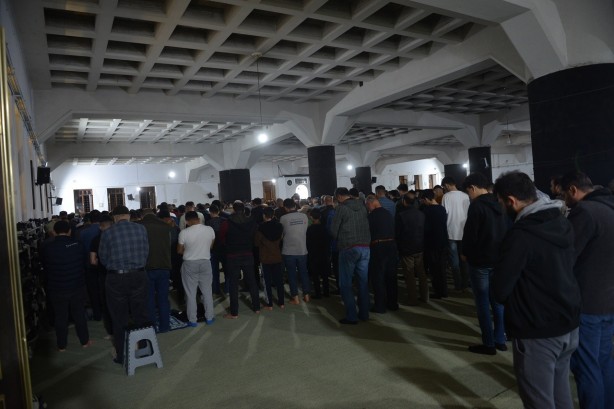 Depremin merkez üssü Kahramanmaraş’ta Kadir Gecesi'nde eller semaya açıldı