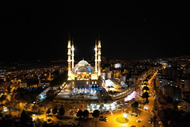 Foto - Depremin merkez üssü Kahramanmaraş’ta Kadir Gecesi'nde eller semaya açıldı