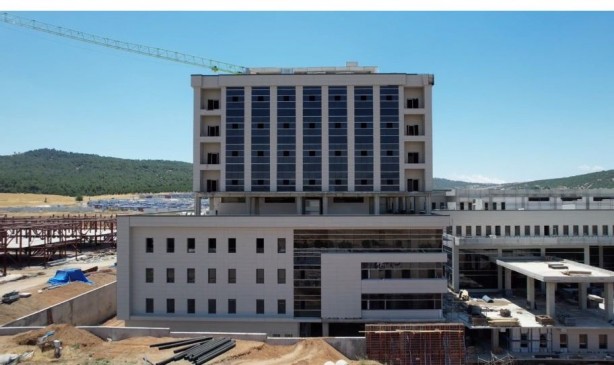 Depremin merkez üssünde hastane inşaatları sürüyor