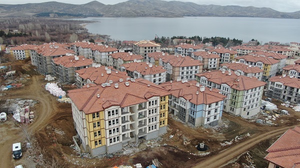 Depremin merkez üssünde yaralar sarılıyor