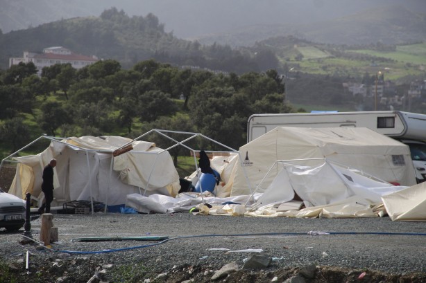 Foto - Depremin vurduğu Hatay'da şiddetli rüzgar çadırları yıktı
