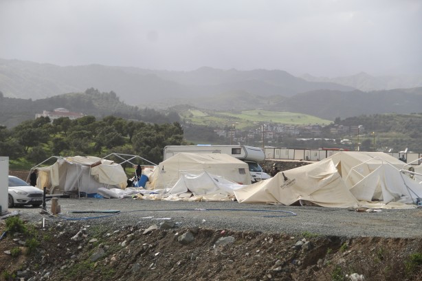 Foto - Depremin vurduğu Hatay'da şiddetli rüzgar çadırları yıktı