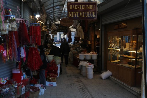 Depremin vurduğu tarihi çarşıda Ramazan heyecanı