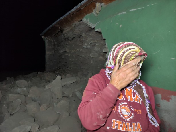 Foto - Depremin yaşandığı Göle'de vatandaşlar geceyi sokakta geçirdi