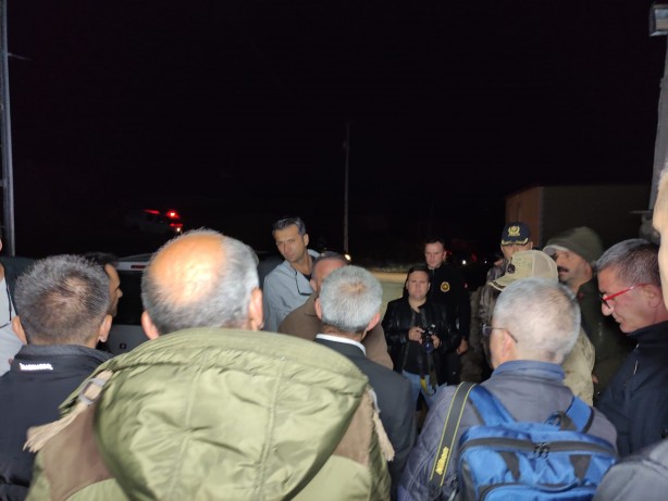 Foto - Depremin yaşandığı Göle'de vatandaşlar geceyi sokakta geçirdi