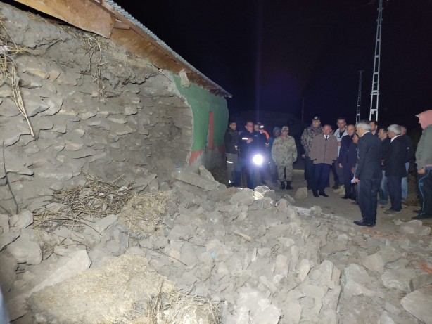 Foto - Depremin yaşandığı Göle'de vatandaşlar geceyi sokakta geçirdi