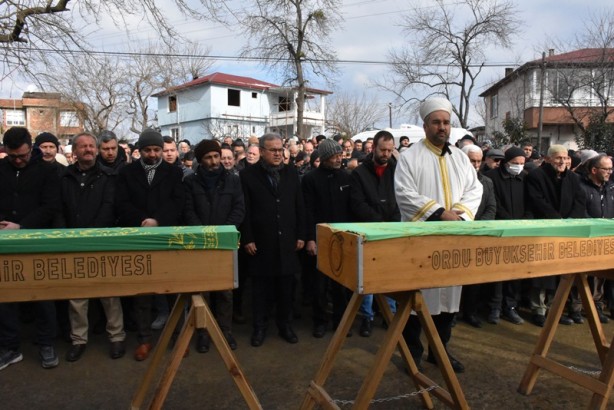 Foto - Depremlerde vefat eden 13 kişinin cenazeleri 5 ilde defnedildi