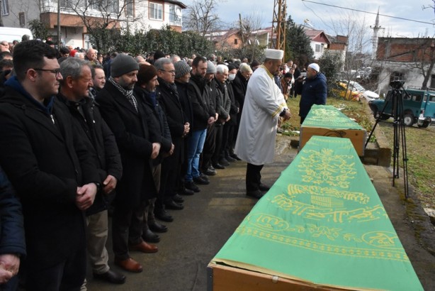 Foto - Depremlerde vefat eden 13 kişinin cenazeleri 5 ilde defnedildi