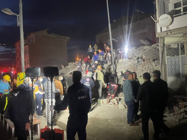 Foto - Depremlerin büyük yıkıma yol açtığı Malatya'da bir bina çöktü: Enkaz altında kalan var!