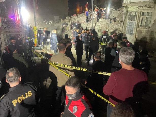 Foto - Depremlerin büyük yıkıma yol açtığı Malatya'da bir bina çöktü: Enkaz altında kalan var!