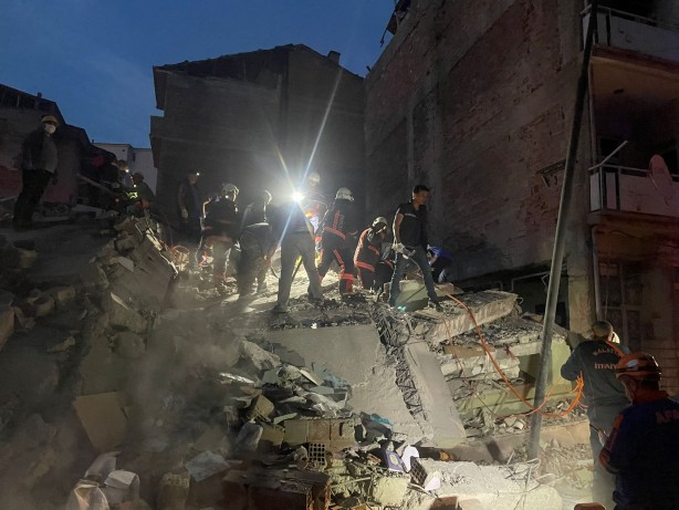 Depremlerin büyük yıkıma yol açtığı Malatya'da bir bina çöktü: Enkaz altında kalan var!