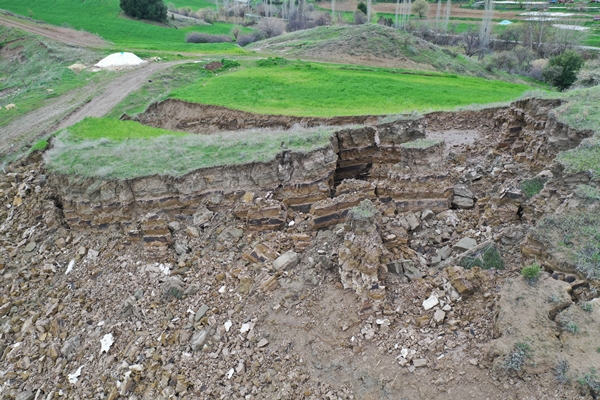 Foto - Depremlerin ikiye böldüğü tepelik alan böyle görüntülendi