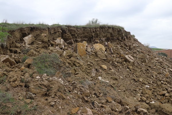 Foto - Depremlerin ikiye böldüğü tepelik alan böyle görüntülendi