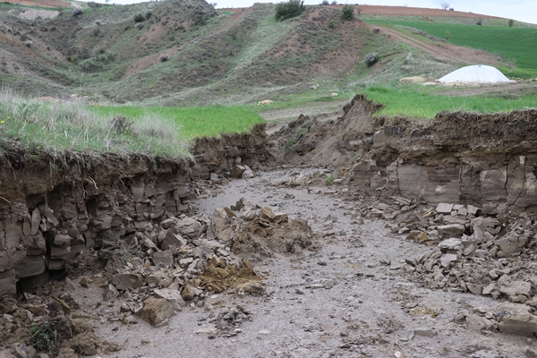 Foto - Depremlerin ikiye böldüğü tepelik alan böyle görüntülendi