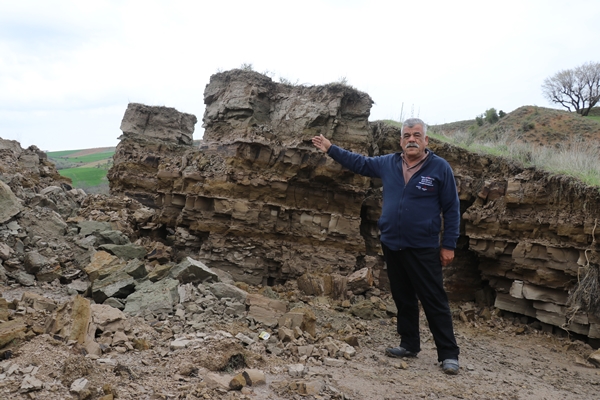 Depremlerin ikiye böldüğü tepelik alan böyle görüntülendi