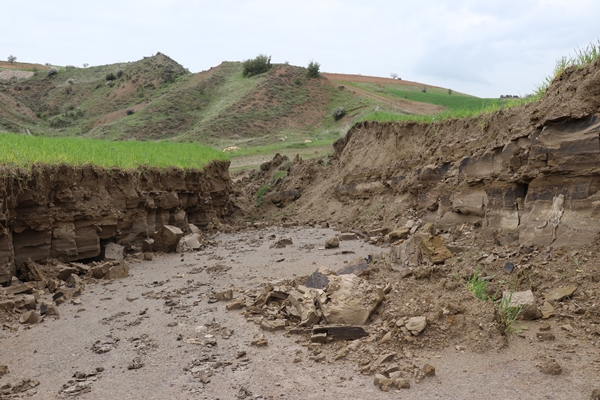 Foto - Depremlerin ikiye böldüğü tepelik alan böyle görüntülendi