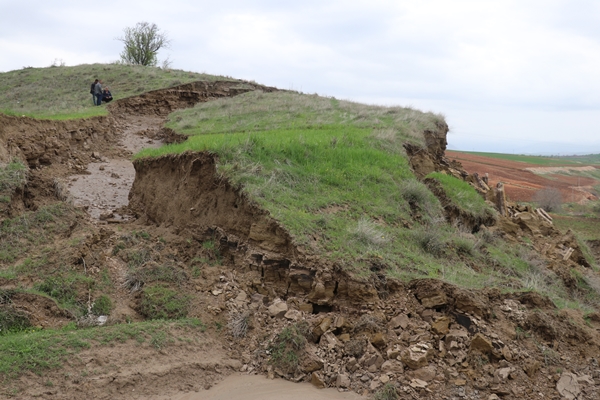 Foto - Depremlerin ikiye böldüğü tepelik alan böyle görüntülendi