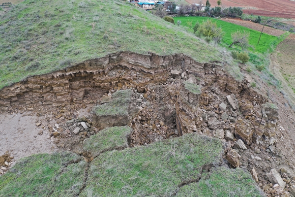 Foto - Depremlerin ikiye böldüğü tepelik alan böyle görüntülendi