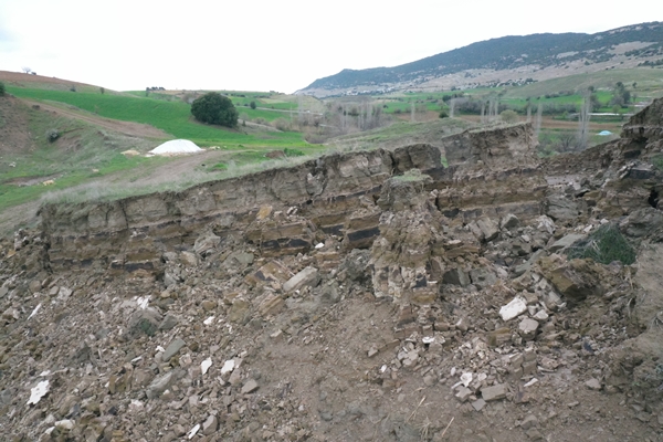 Foto - Depremlerin ikiye böldüğü tepelik alan böyle görüntülendi