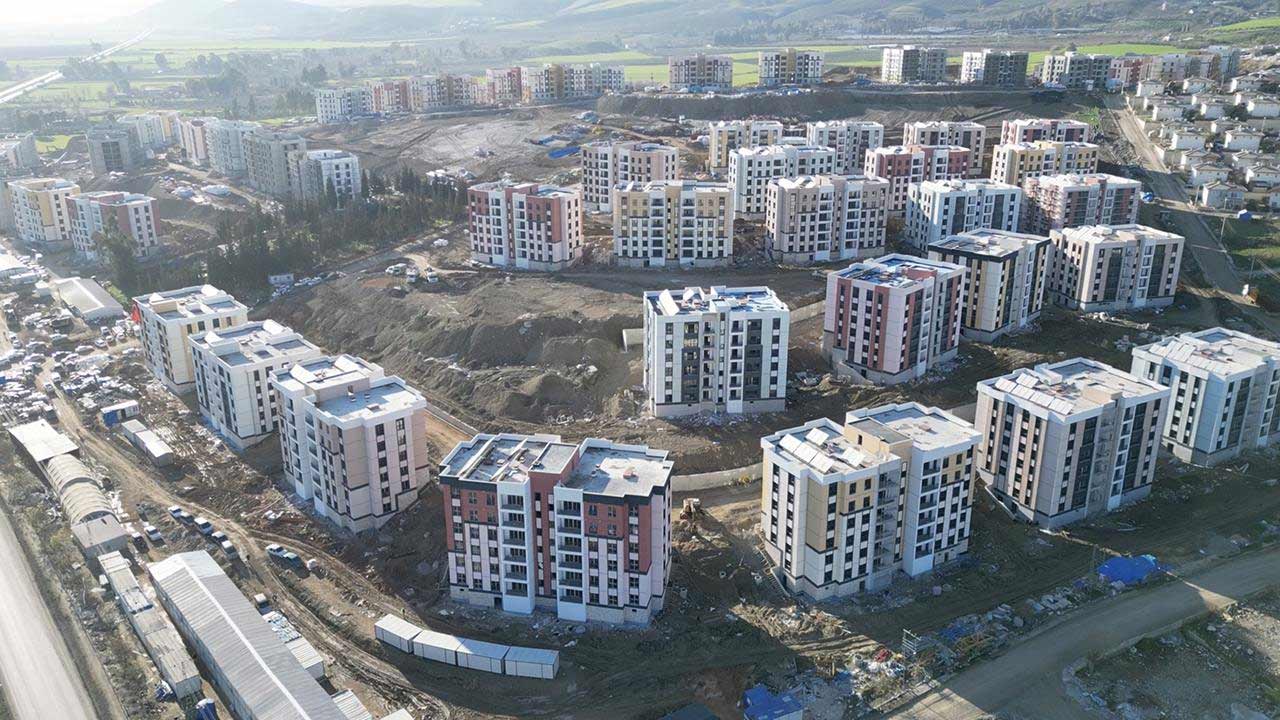 Depremzede aileler Özgür Özel'i şamar manyağı yaptı